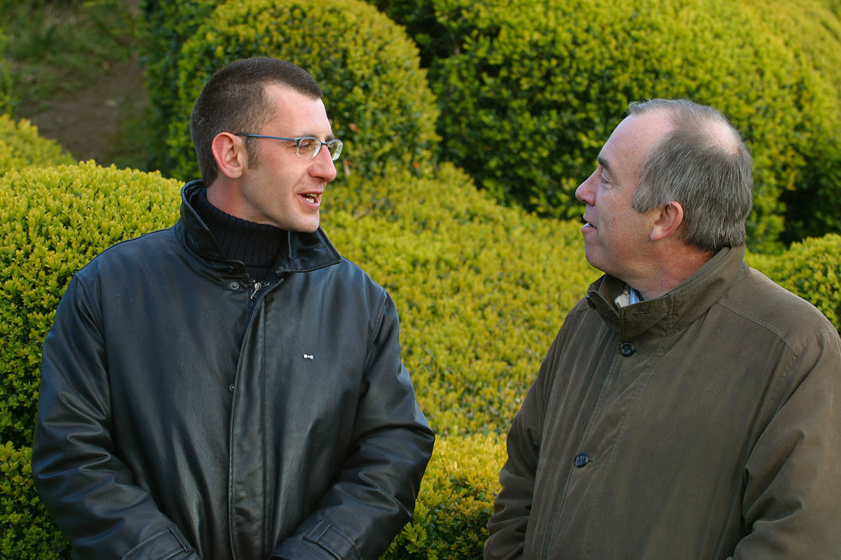 Jean Lemoussu, jardinier en chef de Marqueyssac, ici en compagnie d' Alain Baraton, son confrêre du Château de Versailles, fidèle parrain de Marqueyssac.